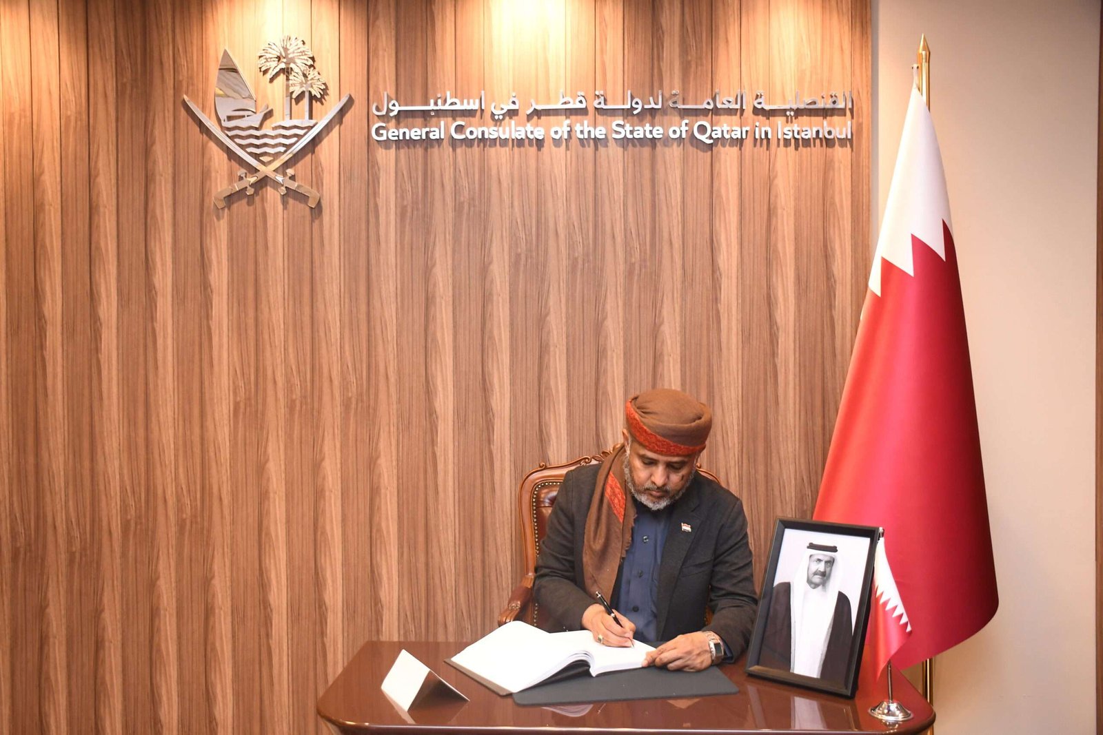 عضو مجلس الشورى ورئيس وقف أويس القرني يقدّم واجب العزاء في وفاة الأمير الوالد الشيخ حمد بن خليفة آل ثاني